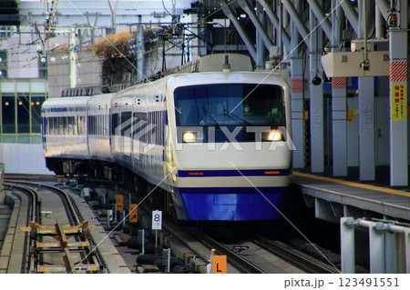下り線の高架化を控えた『とうきようスカイツリー駅』を行く… 東武特急【りょうもう】200系 下り線の高架化を控えた『とうきようスカイツリー駅』を行く… 東武特急【りょうもう】200系 123491551