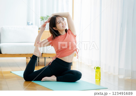 リビングでヨガをする若い女性 123491689