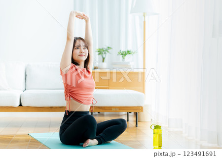 リビングでヨガをする若い女性 123491691