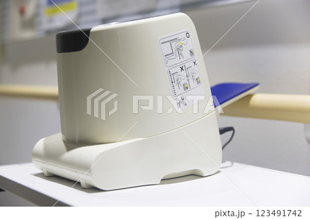 病院に置かれた血圧計イメージ 123491742
