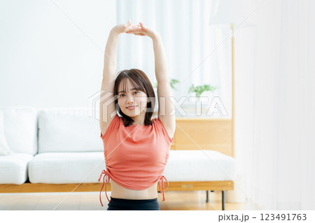リビングでヨガをする若い女性 123491763