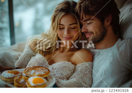 ベッドでくつろぐカップルの幸せな朝食 123491926