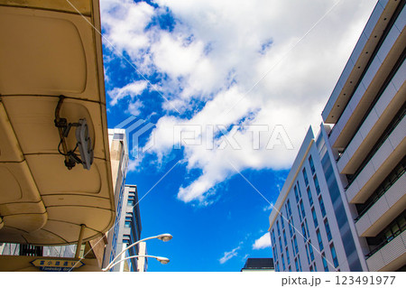 【京都風景】四条通りの空とビル群 123491977