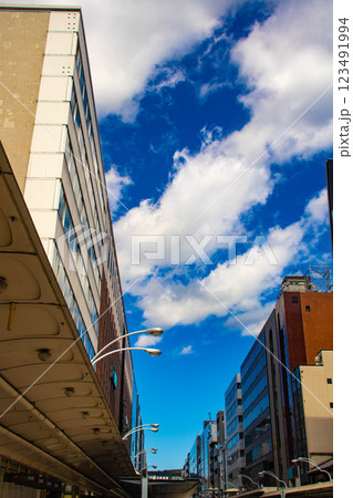 【京都風景】四条通りの空とビル群 123491994
