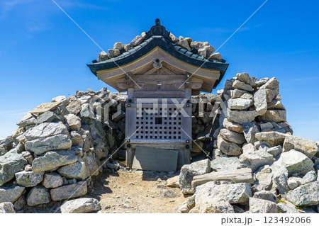 別山頂上の祠　北アルプス剱岳登山 123492066
