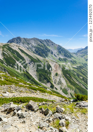 別山乗越から見る立山三山の雄山、大汝山、富士ノ折立　北アルプス剱岳登山 123492070