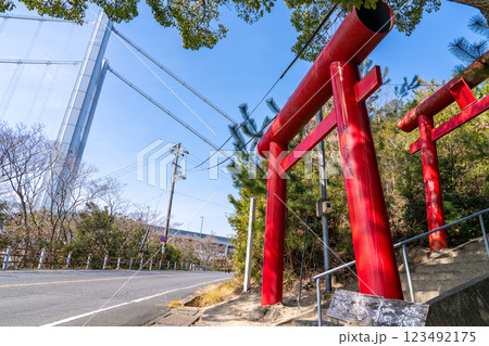 早春の穴場稲荷神社　参道と朱塗りの鳥居3　岡山県倉敷市 123492175