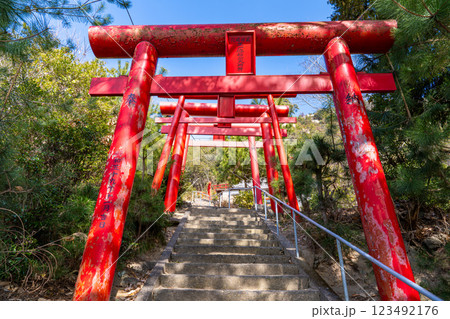 早春の穴場稲荷神社 参道と朱塗りの鳥居2 岡山県倉敷市 早春の穴場稲荷神社 参道と朱塗りの鳥居2 岡山県倉敷市 123492176