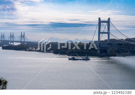 早春の穴場稲荷神社から見た下津井大橋と櫃石島橋 岡山県倉敷市 早春の穴場稲荷神社から見た下津井大橋と櫃石島橋 岡山県倉敷市 123492180