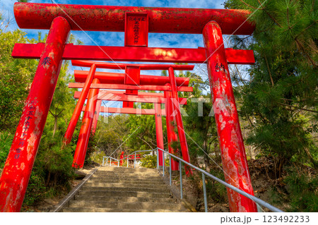 早春の穴場稲荷神社　参道と朱塗りの鳥居1　岡山県倉敷市 123492233