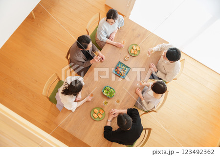 ホームパーティーをする男女 123492362