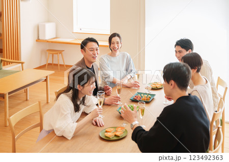 ホームパーティーをする男女 ホームパーティーをする男女 123492363