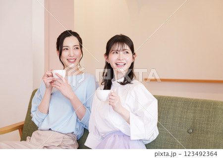 女子会をするミドル女性 女子会をするミドル女性 123492364