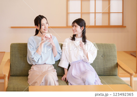 女子会をするミドル女性 女子会をするミドル女性 123492365