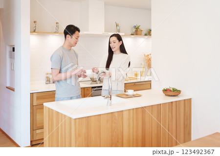 キッチンでコーヒーの準備をする夫婦 キッチンでコーヒーの準備をする夫婦 123492367