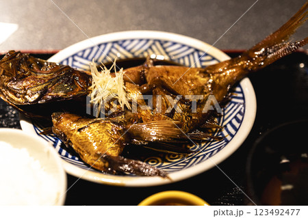 伊豆で食べる大きく美味しい金目鯛の煮付け 123492477