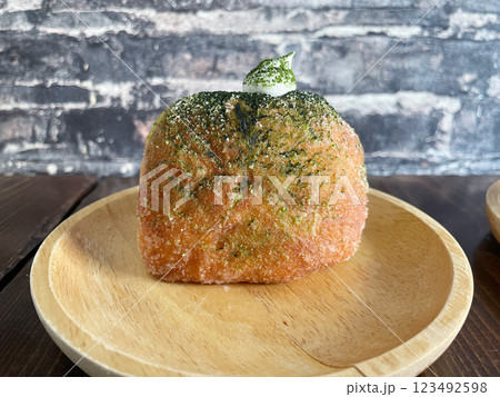 抹茶ホイップクリーム生ドーナツ グリーンの抹茶ドーナツ 123492598