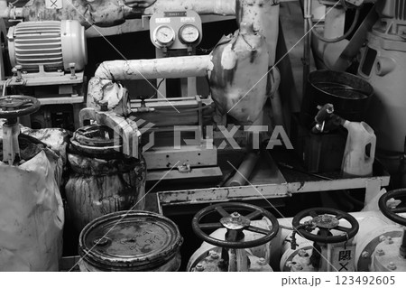 油汚れのある配管 123492605