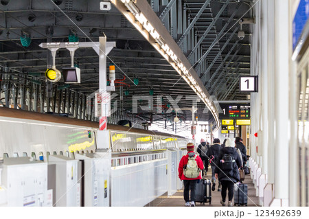 新幹線を降りて歩く人達【北陸新幹線 新高岡駅】 123492639