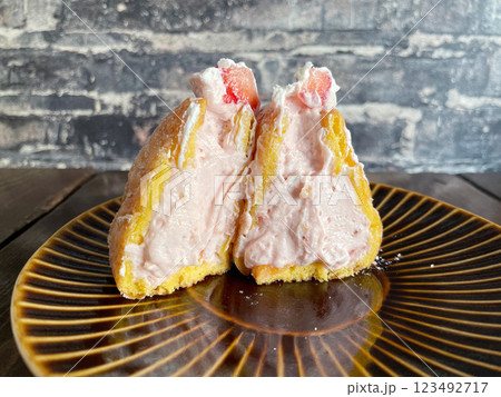 ストロベリーホイップクリーム生ドーナツ 123492717