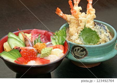 北海道グルメ　豪華海鮮丼＆ぼたん海老天丼　ボタン海老天丼 123492764