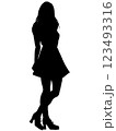 女性　全身　シルエット 123493316