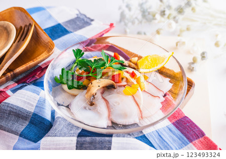 タコとパプリカのサラダ タコとパプリカのサラダ 123493324