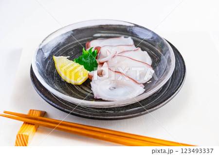 塩で食べる水タコの刺身 123493337