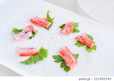濡らしたライスペーパーに乗せたカニカマ 123493349