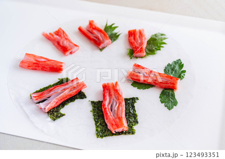 濡らしたライスペーパーに乗せたカニカマ 123493351