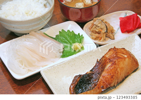 焼き魚＆いかソーメン定食　市場めし　市場食堂 123493385