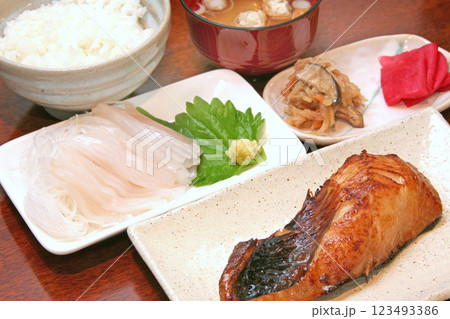 焼き魚＆いかソーメン定食　市場めし　市場食堂 123493386