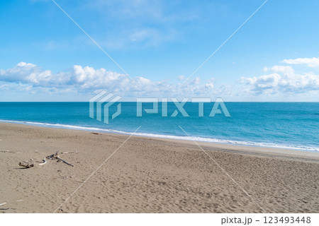 青い空と青い海と砂浜 123493448