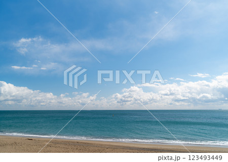 青い空と青い海と砂浜 青い空と青い海と砂浜 123493449