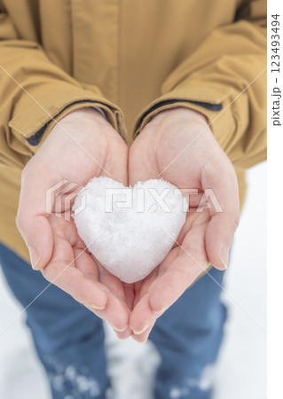 ハート型の雪を持つ女性 ハート型の雪を持つ女性 123493494