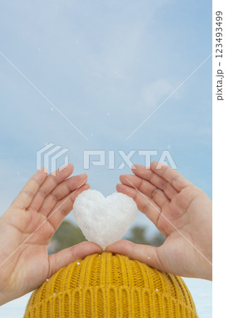ハート型の雪を頭の上に持つ女性 ハート型の雪を頭の上に持つ女性 123493499