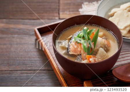 粕汁 - 酒粕を使った日本の伝統的な汁物 123493520