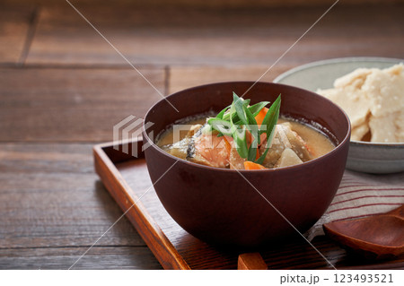 粕汁 - 酒粕を使った日本の伝統的な汁物 123493521