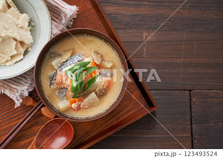 粕汁 - 酒粕を使った日本の伝統的な汁物 粕汁 - 酒粕を使った日本の伝統的な汁物 123493524