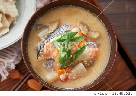 粕汁 - 酒粕を使った日本の伝統的な汁物 粕汁 - 酒粕を使った日本の伝統的な汁物 123493526