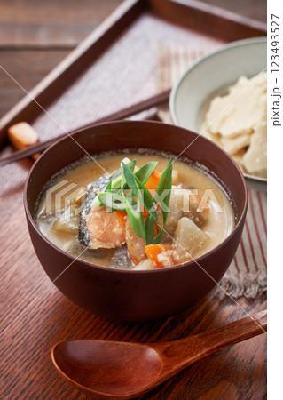 粕汁 - 酒粕を使った日本の伝統的な汁物 123493527