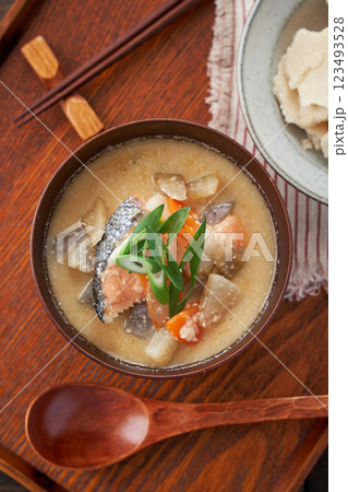 粕汁 - 酒粕を使った日本の伝統的な汁物 123493528