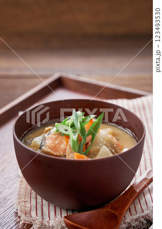 粕汁 - 酒粕を使った日本の伝統的な汁物 123493530