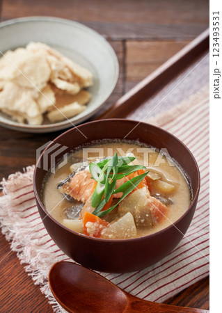 粕汁 - 酒粕を使った日本の伝統的な汁物 粕汁 - 酒粕を使った日本の伝統的な汁物 123493531