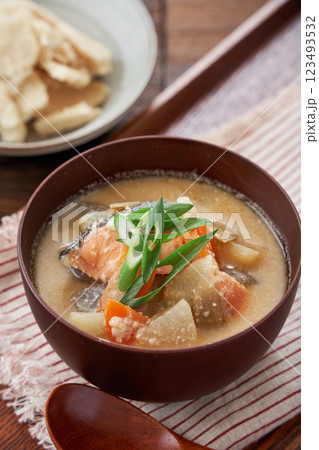 粕汁 - 酒粕を使った日本の伝統的な汁物 粕汁 - 酒粕を使った日本の伝統的な汁物 123493532
