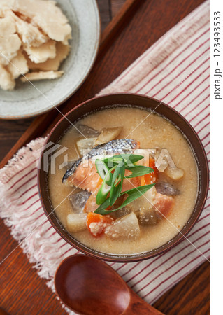 粕汁 - 酒粕を使った日本の伝統的な汁物 粕汁 - 酒粕を使った日本の伝統的な汁物 123493533