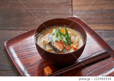 粕汁 - 酒粕を使った日本の伝統的な汁物 粕汁 - 酒粕を使った日本の伝統的な汁物 123493534