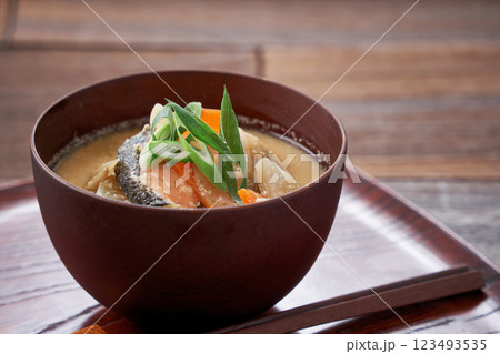 粕汁 - 酒粕を使った日本の伝統的な汁物 123493535