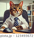 キャリア猫ちゃんは、パソコンでデスクワーク中のビジネスマンです。 123493672