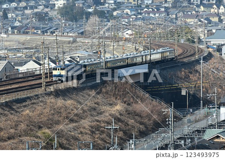複々線東海道本線 山科大カーブを通過するサロンカーなにわ 複々線東海道本線 山科大カーブを通過するサロンカーなにわ 123493975